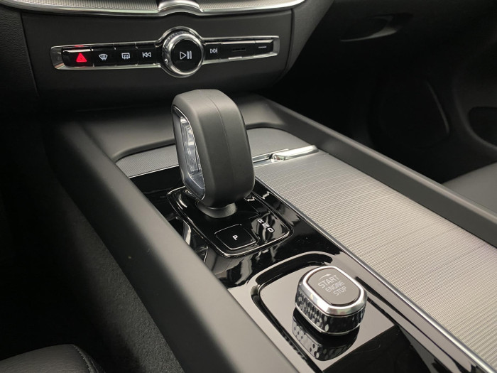 Volvo XC60 T6 AWD PLUG-IN REZERVACE