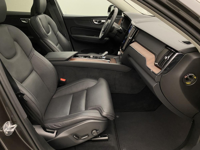 Volvo XC60 B4 AWD DARK ULTIMATE REZERVACE