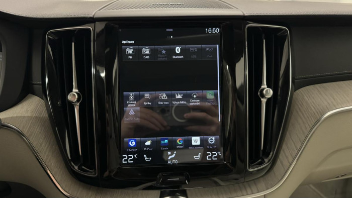 Volvo XC60 T8 AWD RECHARGE REZERVACE