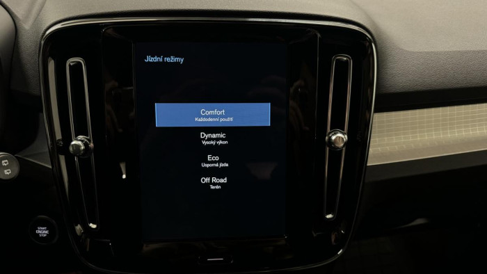 Volvo XC40 B4 MOMENTUM REZERVACE 2.0 Momentum