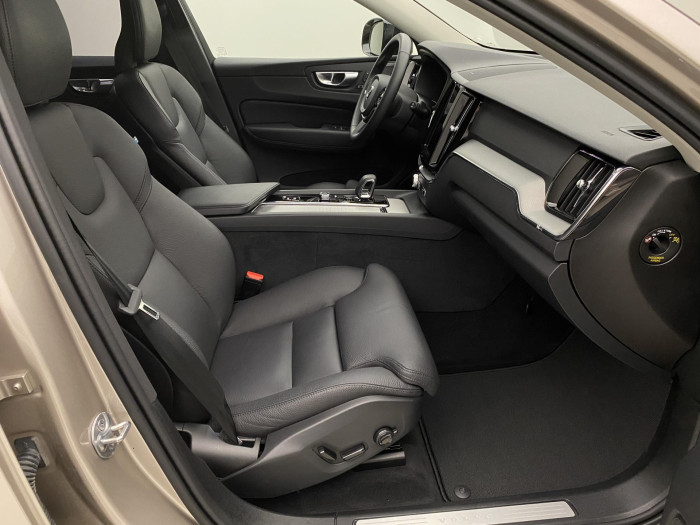 Volvo XC60 B4 AWD PLUS DARK AUT 1.maj