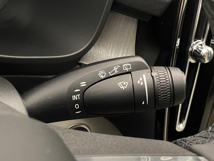 Volvo XC40 B4 DARK PLUS REZERVACE