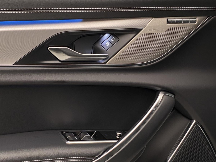 Jaguar XF D200 R-DYNAMIC REZERVACE 2.0 d Dynamic