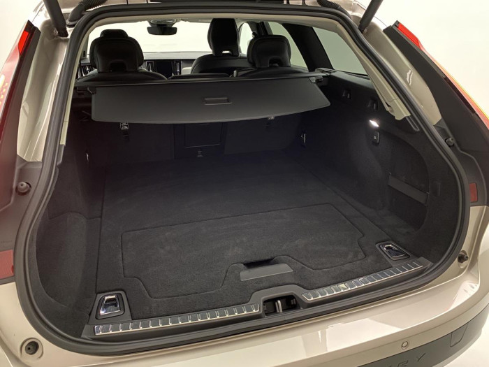 Volvo V90 CC B4 AWD CORE AUT REZERVACE 2.0 CC CC