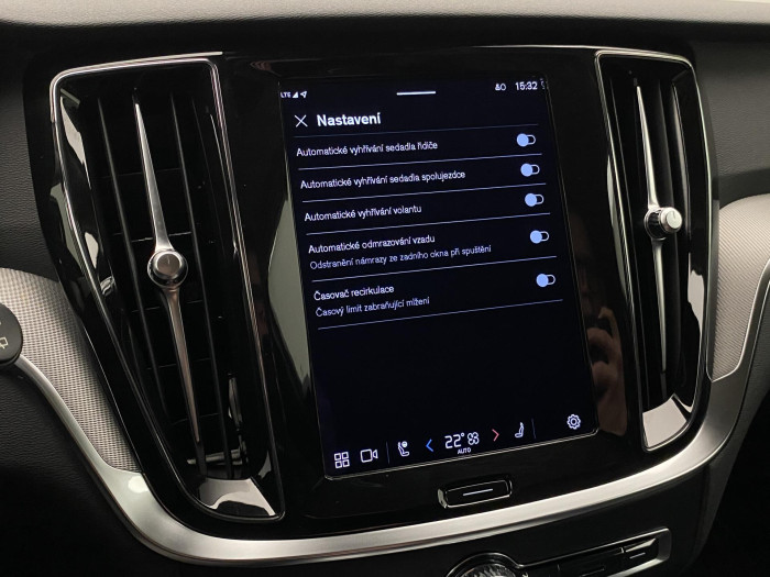 Volvo V60 B4 DARK PLUS AUT CZ