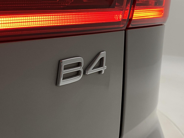 Volvo XC60 B4 PLUS DARK AUT 1.maj