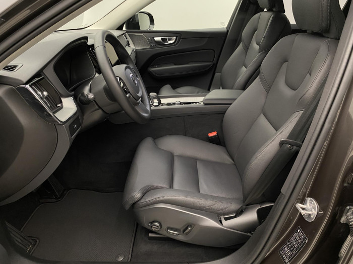 Volvo XC60 B4 AWD PLUS DARK AUT 1.maj