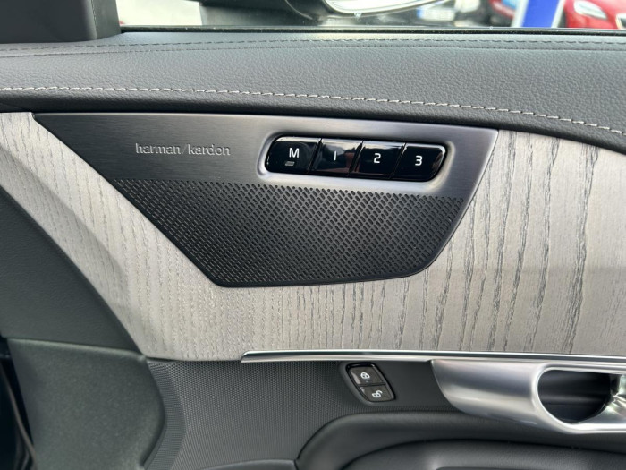 Volvo XC90 T8 AWD AT RECHARGE DARK PLUS 7 2.0 AT Plus