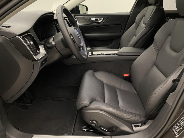 Volvo V60 B4 DARK PLUS AUT 1.maj