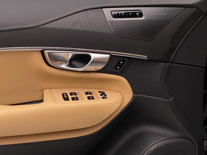 Volvo XC90 T8 AWD AT RECHARGE BRIGHT PLUS 2.0 AT Plus
