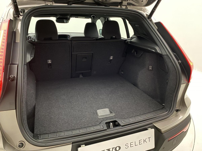Volvo XC40 B4 MOMENTUM AUT REZERVACE 2.0 Momentum
