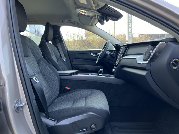Volvo XC60 B4 AWD CORE Aut 1.maj.