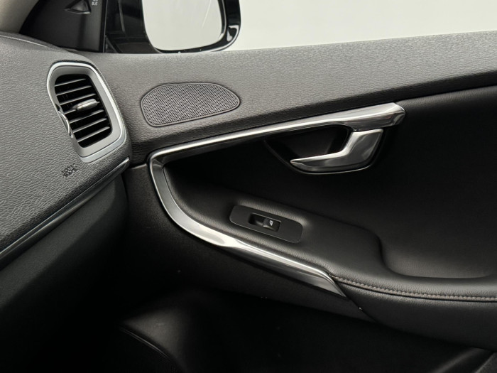 Volvo V40 CC T5 AWD SUMMUM REZERVACE 2.5 CC CC Summum