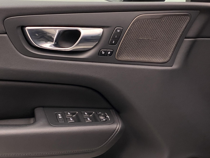 Volvo XC60 B4 AWD R-DESIGN REZERVACE