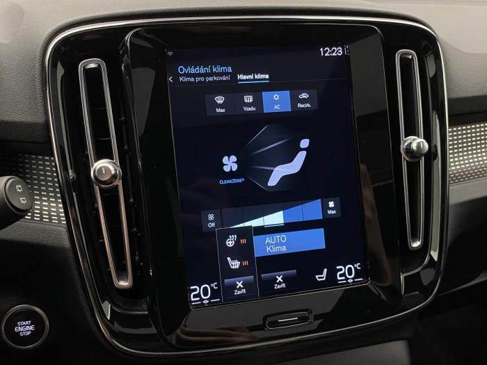 Volvo XC40 B5 AWD R-DESIGN REZERVACE