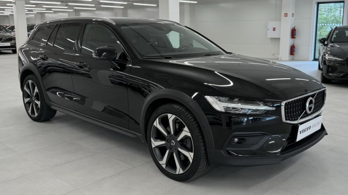 Volvo V60 B4 CROSS COUNTRY REZERVACE