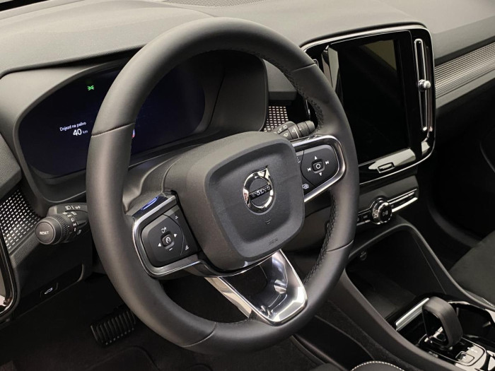 Volvo XC40 B4 AWD PLUS BRIGHT REZERVACE 2.0 Plus