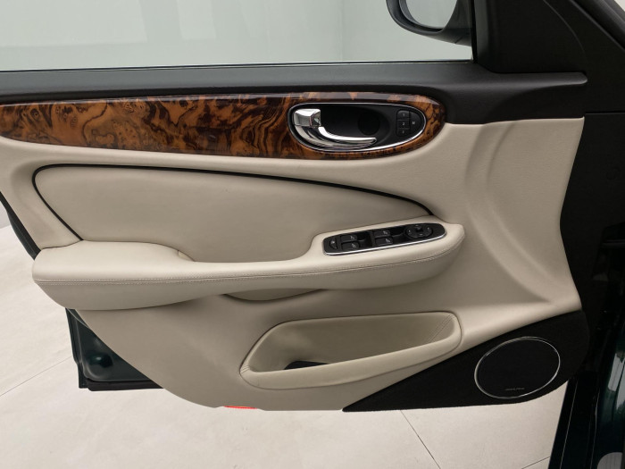 Jaguar XJ 4.2 V8 L EXECUTIVE AUT 1.maj 4.2 V8 Executive