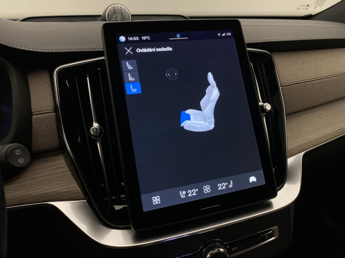 Volvo XC90 T8 AWD RECHARGE REZERVACE