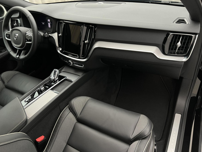 Volvo V60 B4 PLUS DARK AUT 1.maj.