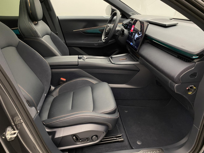 Lynk & Co 08 MORE PHEV