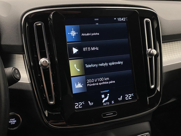 Volvo XC40 B4 MOMENTUM REZERVACE 2.0 Momentum