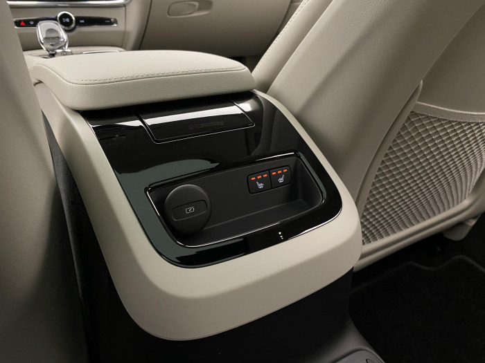 Volvo V90 T8 AWD Plug-in DARK ULTRA
