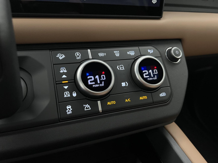 Land Rover Defender 110 D300 X-DYN. HSE REZERVACE 3.0 d