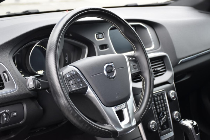 Volvo V40 T2 R-Design REZERVACE