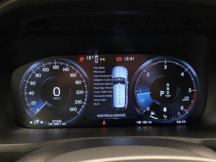 Volvo XC90 B5 AWD R-DESIGN AUT REZERVACE