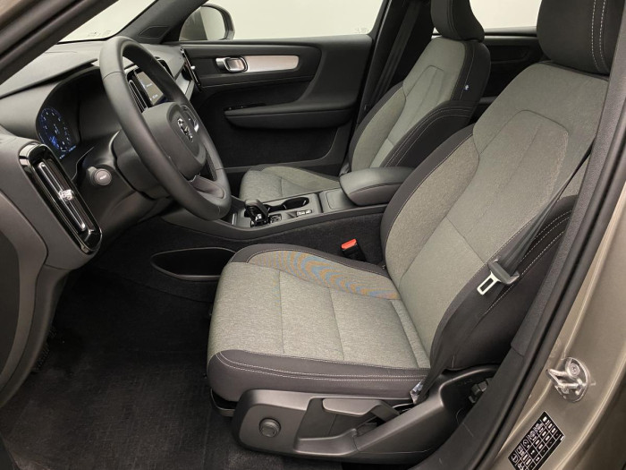 Volvo XC40 B4 MOMENTUM AUT REZERVACE 2.0 Momentum