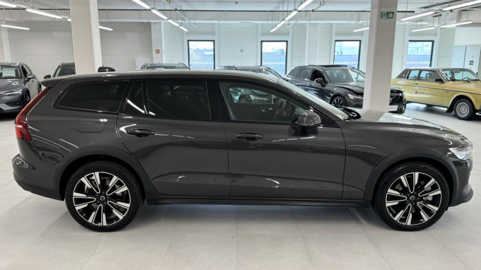 Volvo V60 CROSS COUNTRY B4 AWD REZERVACE