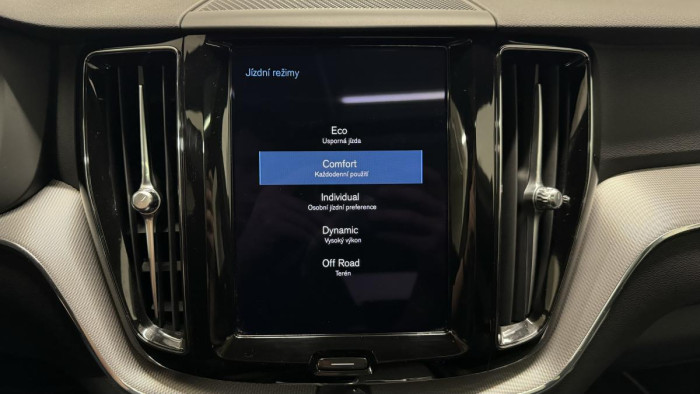 Volvo XC60 B4 AWD R-DESIGN REZERVACE