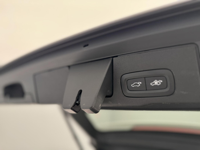 Volvo XC60 B5 AWD PLUS DARK AUT REZERVACE