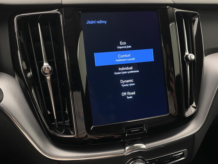 Volvo XC60 B4 MOMENTUM AUT CZ 2.0 Momentum