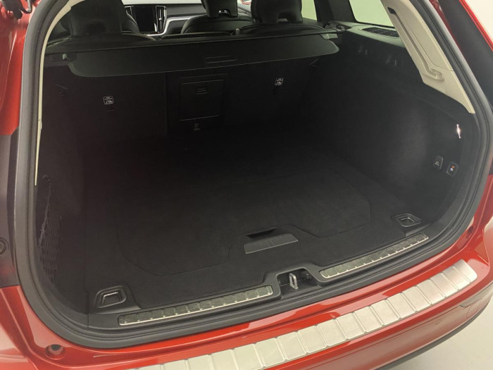 Volvo V60 B4 MOMENTUM AUT REZERVACE 2.0 Momentum