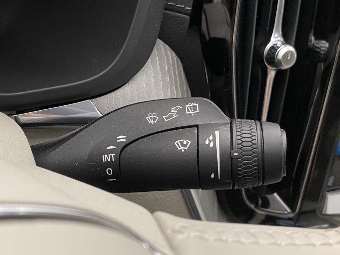 Volvo XC60 B4 AWD ULTIMATE DARK REZERVACE