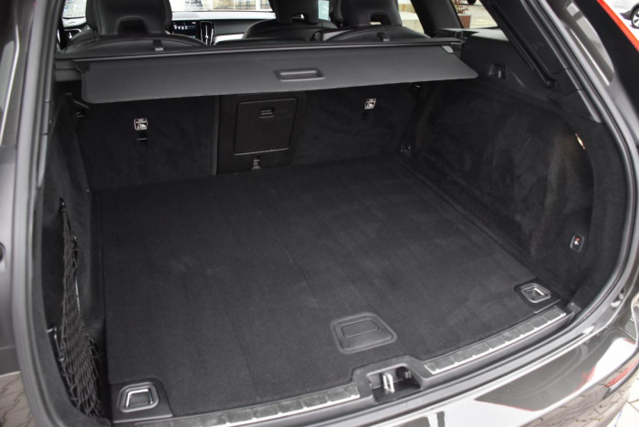 Volvo XC60 B5 AWD R-Design REZERVACE