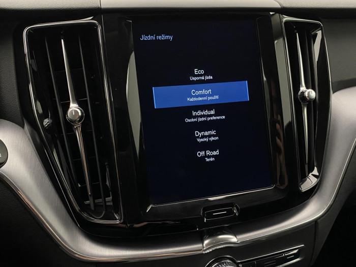 Volvo XC60 B4 AWD MOMENTUM REZERVACE 2.0 Momentum
