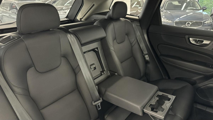 Volvo XC60 B4 PLUS DARK REZERVACE 2.0 Plus