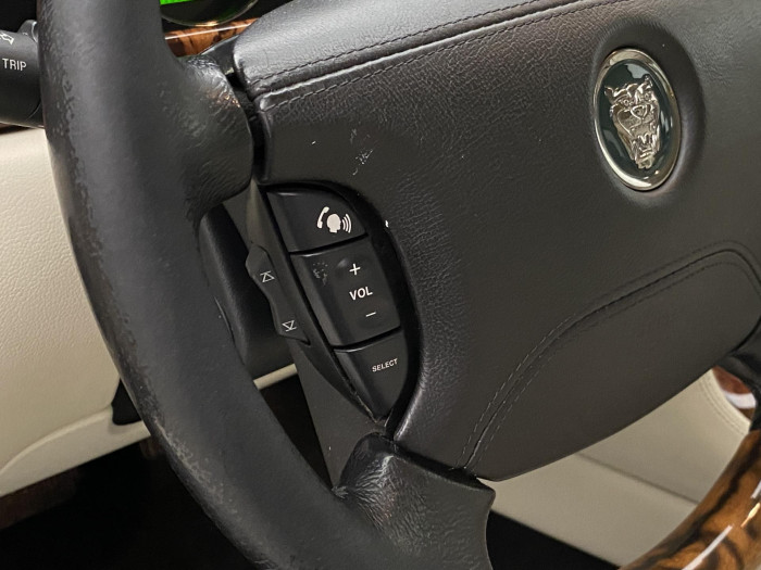 Jaguar XJ 4.2 V8 L EXECUTIVE AUT 1.maj 4.2 V8 Executive