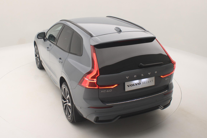 Volvo XC60 B4 AWD PLUS DARK REZERVACE