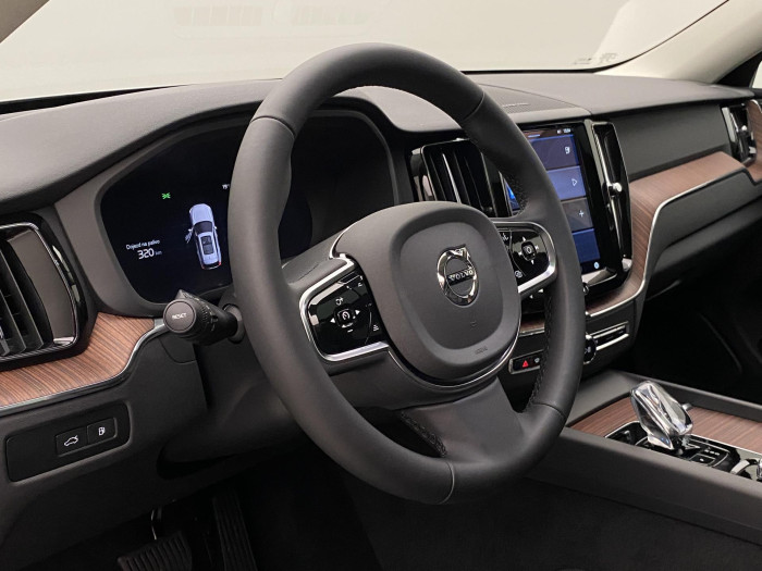 Volvo XC60 T6 AWD PLUS DARK REZERVACE