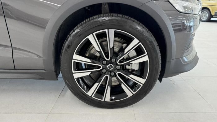 Volvo V60 CROSS COUNTRY B4 AWD REZERVACE