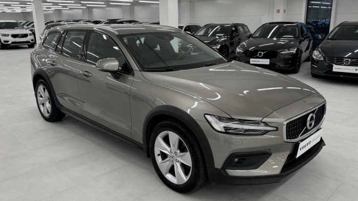 Volvo V60 CROSS COUNTRY B4 REZERVACE