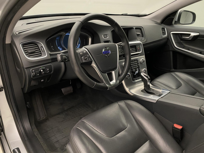 Volvo V60 D4 SUMMUM AUT NAVIGACE 2.0 d Summum