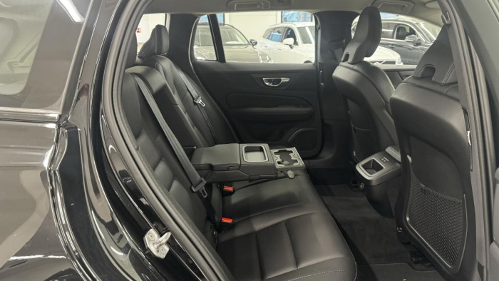 Volvo V60 B4 CROSS COUNTRY REZERVACE