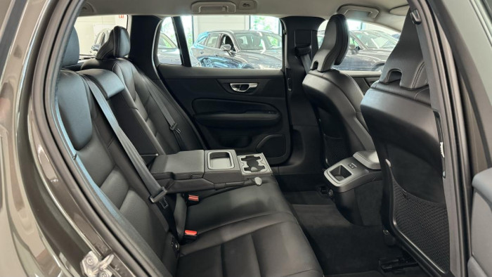 Volvo V60 B4 INSCRIPTION AUT REZERVACE