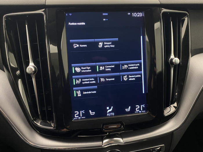 Volvo XC60 B4 AWD MOMENTUM AUT CZ 2.0 Momentum