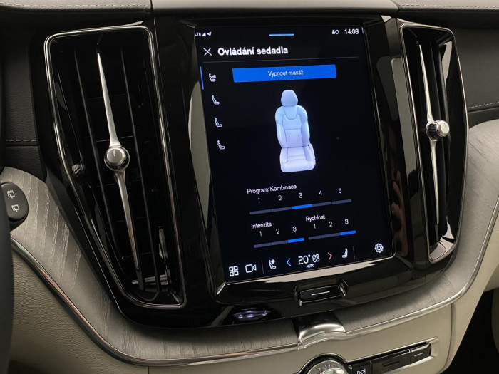 Volvo XC60 B4 AWD ULTIMATE DARK REZERVACE